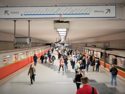 Wszystkie stacje metra znowu działają. Trzaskowski zabrał głos w sprawie utrudnień