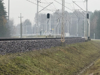 Kolejny incydent na tej samej linii kolejowej. “Uszkodzona sieć trakcyjna”. Na miejscu działa CBŚP i ABW