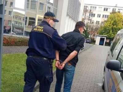 Awantura na terenie szkoły. Agresywny mężczyzna rzucał kostką brukową!