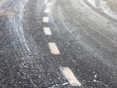 Oblodzenie uderzy w Sądecczyźnie. IMGW ostrzega przed niebezpiecznymi warunkami na drogach