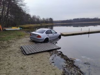 BMW wpada do jeziora, a młody kierowca skończył w celi