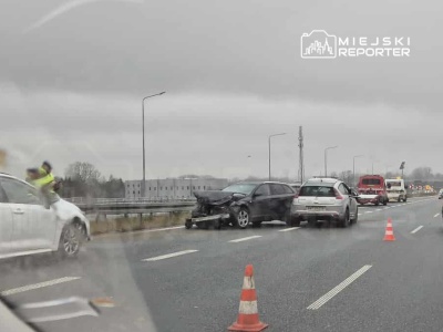 Zderzenie trzech aut na trasie S2. Korek ma ponad 10 kilometrów