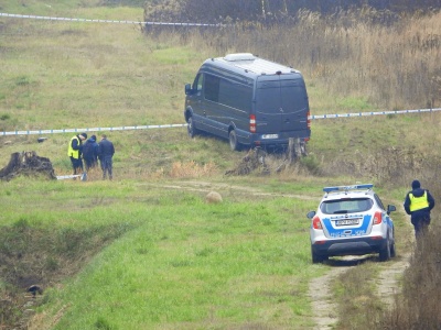 Uszkodzona sieć trakcyjna pod Puławami. Media: Na miejscu znaleziono m.in. rozładowany telefon