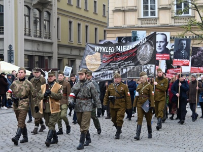 Niezłomni przeszli wokół Rynku. Kraków uczcił pamięć Żołnierzy Wyklętych (Galeria)