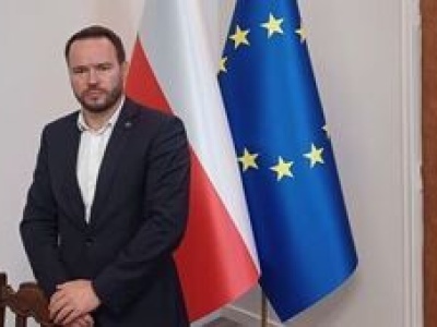 Wojewoda przed sądem za zdjęcie krzyża. Zapadł wyrok