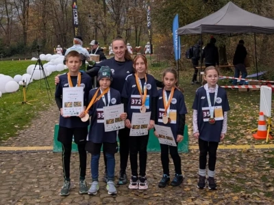 Zawodnicy SPL Jaworzno z medalami podczas zawodów w Mikołowie