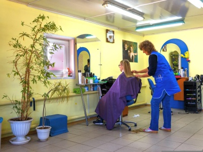 Chodzi do fryzjera i kosmetyczki. 