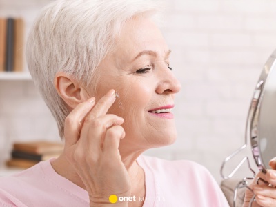 60-latki uwielbiają podwójne działanie tego kremu! Pożegnaj plamki starcze i zmarszczki