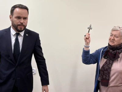 Wojewoda bez kary w sprawie krzyża. „Urząd to nie kościół, sala kolumnowa to nie ołtarz”