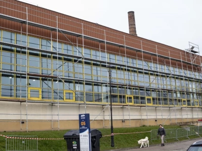 Koniec z cieknącym dachem. Ruszył remont krytej pływalni w Ciechanowie