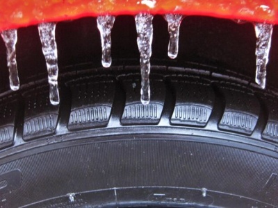 Niebezpieczne oblodzenie na drogach. Ostrzeżenie IMGW dotyczy Piotrkowa i powiatu piotrkowskiego