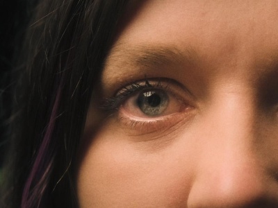 Emocjonalna opowieść o bólu. Angelika Irauth i jej “Nie wiedziałam”