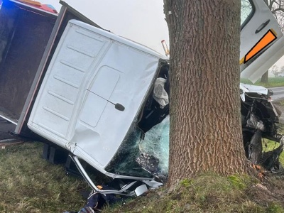 Dramat w Krzewacie: Bus wbił się w drzewo, kierowcę reanimowano! LPR w akcji