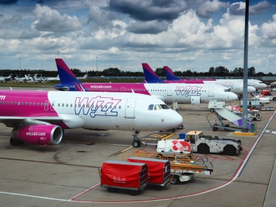Wizz Air ogranicza loty na swoje flagowe lotnisko. “Jest dla nas zbyt drogie”
