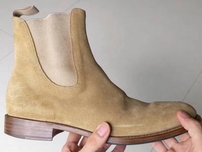 Użyj tego triku, a zamszowe buty będą jak prosto ze sklepu