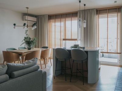 Mieszkanie z motywem zieleni i drewnem w roli głównej