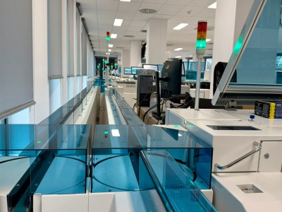 Próbka krwi trafia na linię magnetyczną. To najnowocześniejsze laboratorium w regionie