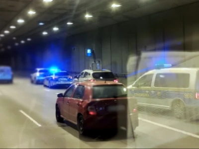 Szarpanina w tunelu. Po kolizji strażnicy rozdzielali kierowców