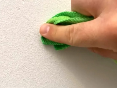 Ten trik uratuje ścianę. Tłuste plamy znikną po jednym psiknięciu