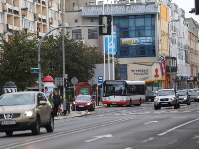 Jedna sytuacja, dwa zagrożenia. To miejsce na drodze jest wyjątkowo niebezpieczne