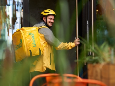 Koniec z oczekiwaniem? MediaMarkt i Glovo wprowadzają ekspresową dostawę elektroniki na żądanie