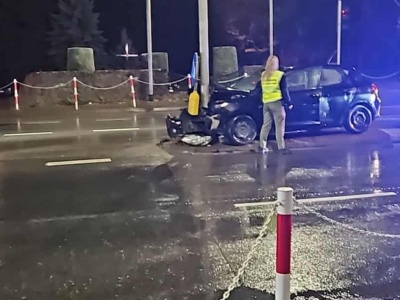 Samochód osobowy uderzył w słup sygnalizacji świetlnej w Boguchwale