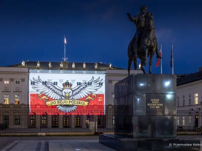 Prezydencki gest w stronę kibiców. Są jednak tacy, którym symbole narodowe przeszkadzają