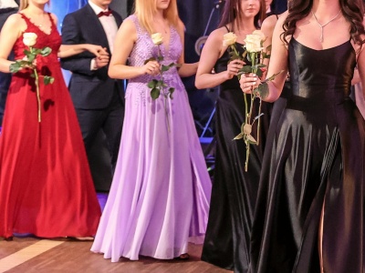 Studniówkowy szał. Białe koszule i spódnice nie wchodzą w grę. 