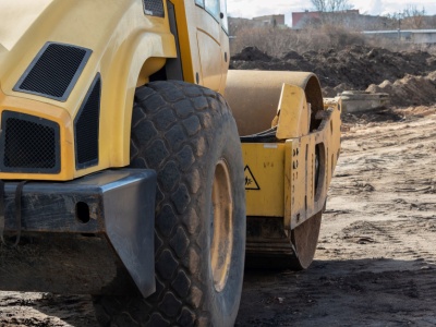 Duża polska spółka budowlana ze spadkiem przychodów i zysku. Prezes mówi o wysokich stopach proc.