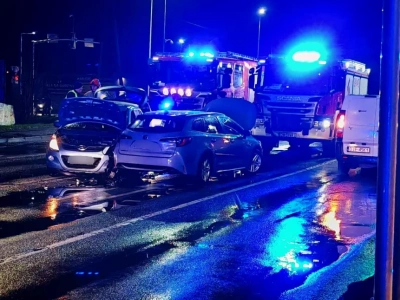 Dwa pasy ulicy Wolności zablokowane po zderzeniu dwóch aut w Cieplicach