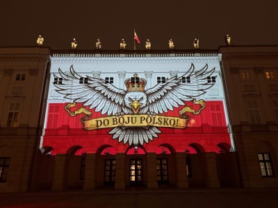Pałac Prezydencki Prezydencki wyświetla oprawę przed meczem Polska-Malta, którą kilka dni temu zabroniono wnieść na Stadion Narodowy