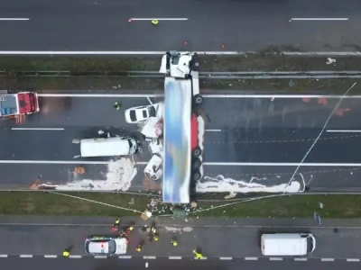 Przewrócony zestaw sunął w poprzek autostrady – przestroga z D1 na Słowacji