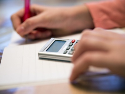 Łamigłówka matematyczna z brakującą złotówką. Wielu twierdzi, że nie da się jej rozwiązać