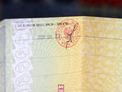 Nie mam miejsca w dowodzie rejestracyjnym na pieczątki przeglądu. Czy można dostać mandat?