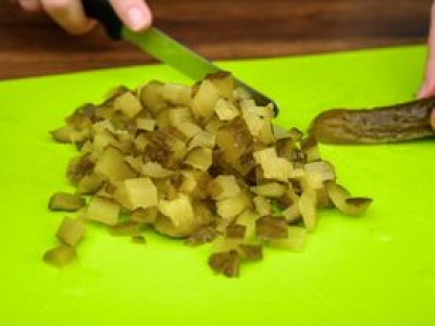 Biorę ogórka kiszonego, cebulę i jabłko. Po chwili mam surówkę, która poprawia samopoczucie