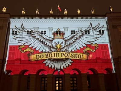 „Do boju Polsko!” – kibicowska iluminacja zakazana przez MSW wyświetlona na Pałacu Prezydenckim