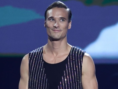 Niedawno rozstał się z żoną. Kim jest nowa partnerka Maurycego Popiela? To aktorka