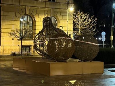 Na Placu Matejki wciąż wieńce po 11 listopada, a już pojawiły się świąteczne bombki. Zaskakujące zderzenie symboli