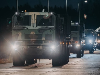 Polscy żołnierze przerzucają sprzęt do Finlandii. 