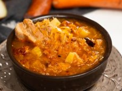 Kapuśniak jak u babci. Rozgrzewający i sycący obiad dla całej rodziny