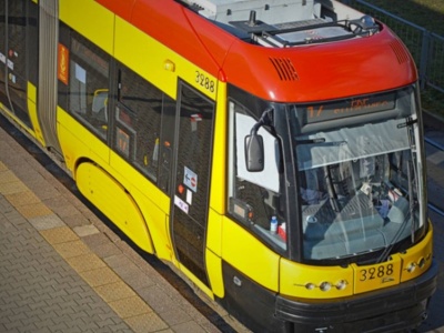 Zderzenie tramwajów i autobusu w Warszawie. Są poważne utrudnienia
