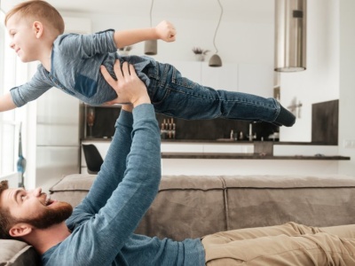 Zapomnij o sześciopaku, pokaż dziecko. Badanie pokazuje, że ojcowski vibe działa na nas jak magnes