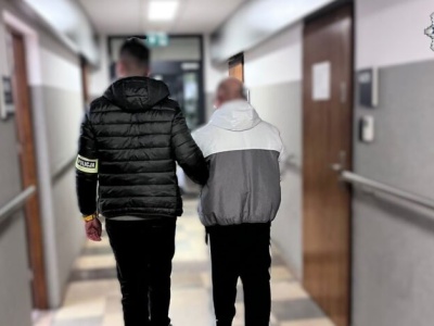 Bestialskie zachowanie wobec obywatela Ukrainy – bili go młotkiem, polewali wrzątkiem. 7 mężczyzn usłyszało zarzuty