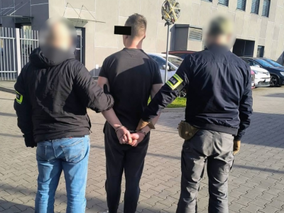 Brutalny napad na Wawelskiej. Dwóch mężczyzn pobiło 45-latka i ukradło mu torbę