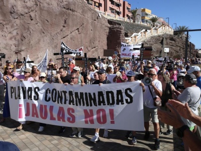 Protest w Melenara przeciwko zanieczyszczeniu plaż Gran Canarii