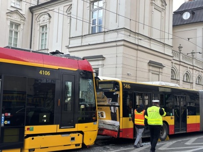 Ogromny wypadek w Śródmieściu. Zderzyły się tramwaje z autobusem, są ranni. Ruch w kierunku Woli zablokowany