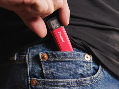 Ten SSD mieści się w kieszeni. A przy tym zaskakuje pojemnością