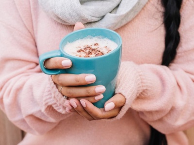 Siedzisz godzinami za biurkiem? Ten napój może uratować Twoje tętnice