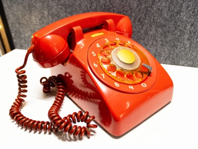 Telefony stacjonarne powracają do łask. „To urocze, ważne, a w dodatku działa”