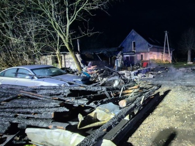 NOWY TOMYŚL: Pożar w Glinnie – policjanci wyprowadzili pięć osób z zadymionego domu